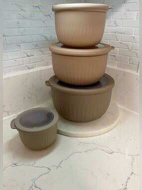 Set of 4 Stackable Food Storage Bowls with Lids 🤎